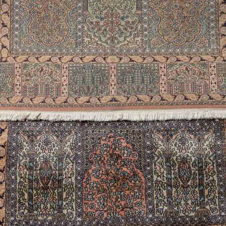 Orientteppich aus Kaschmirseide. 20. Jh., 202x136 cm. - Foto 3