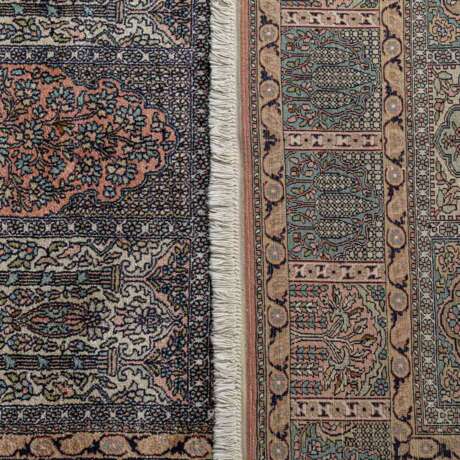 Orientteppich aus Kaschmirseide. 20. Jh., 202x136 cm. - photo 4