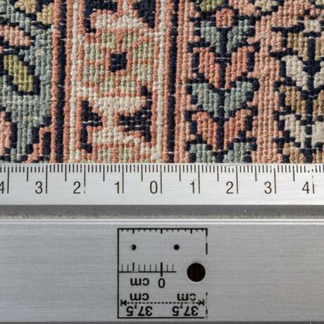 Orientteppich aus Kaschmirseide. 20. Jh., 202x136 cm. - photo 5