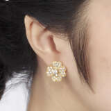 VAN CLEEF & ARPELS DIAMOND 'COSMOS' EARRINGS - фото 3