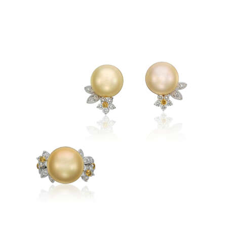CULTURED PEARL, DIAMOND AND COLOURED DIAMOND RING AND EARRINGS SET - Foto 1