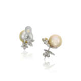 CULTURED PEARL, DIAMOND AND COLOURED DIAMOND RING AND EARRINGS SET - photo 4