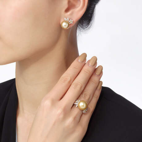 CULTURED PEARL, DIAMOND AND COLOURED DIAMOND RING AND EARRINGS SET - Foto 5