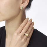CULTURED PEARL, DIAMOND AND COLOURED DIAMOND RING AND EARRINGS SET - фото 5