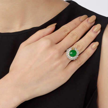 JADEITE, CULTURED PEARLS, COLOURED SAPPHIRE AND DIAMOND RING - photo 3