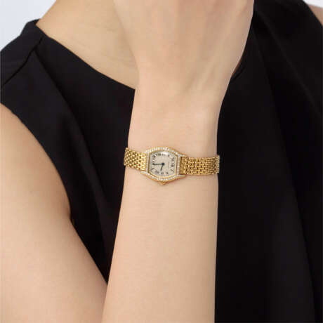 CARTIER 'TORTUE' DIAMOND AND GOLD WRISTWATCH - фото 3