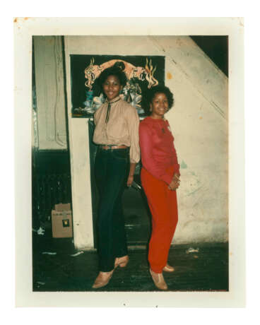 TWO POLAROID PORTRAITS: DJ KOOL HERC WITH TWO FRIENDS AT HILLSIDE PROJECTS, NEAR BOSTON ROAD AND DJ KOOL HERC’S SISTER LORICE WITH FRIEND AT T-CONNECTION - Foto 2