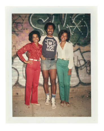 TWO POLAROID PORTRAITS: DJ KOOL HERC WITH TWO FRIENDS AT HILLSIDE PROJECTS, NEAR BOSTON ROAD AND DJ KOOL HERC’S SISTER LORICE WITH FRIEND AT T-CONNECTION - Foto 7