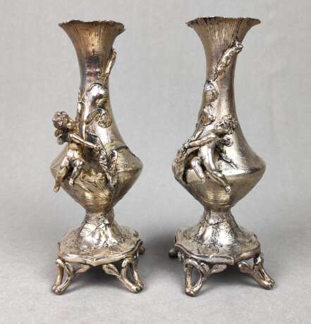 Jugendstil Vasenpaar mit Putto - Foto 1