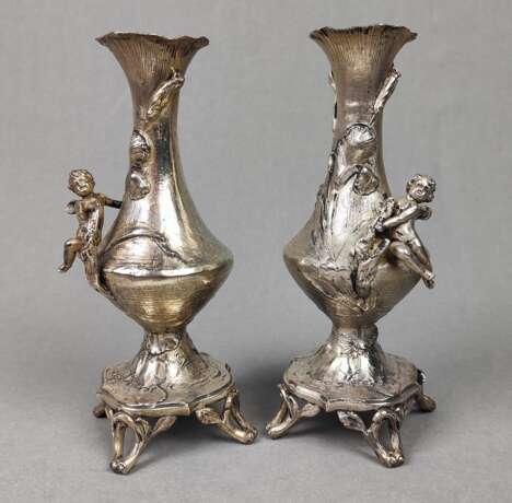 Jugendstil Vasenpaar mit Putto - Foto 2