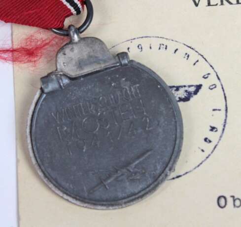 Medaille Winterschlacht im Osten 1941/42 mit Urkunde - Foto 2