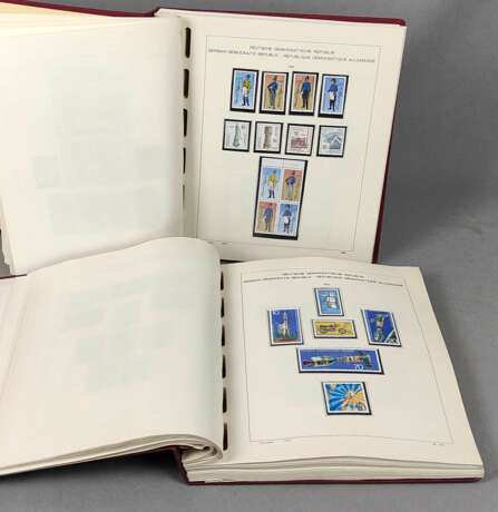 2 Briefmarken Alben DDR 1973/90 - Foto 1