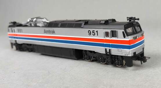 Bachmann E-Lok 951 Amtrak H0 - photo 1