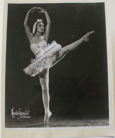 Фото балерины Тамары Тумановой Тамара. Морис Сеймур в Чикаго (фотограф). Печать на желатино-серебряной бумаге, закрепленная на листовой бумаге, подписанная в левом нижнем углу. Подписано танцовщицей в 1949 году. 25х20 см. - photo 1