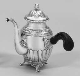 Kleine Schokoladenkanne im Empirestil