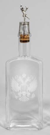 Wodkaflasche mit kleinem Sturzbecher - photo 1