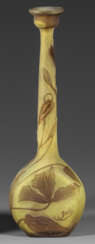 Jugendstil-Solifore-Vase mit Clematisdekor von Emile Gallé