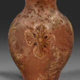 Kleine Vase mit Blütenstängeln und Libellen von Daum Frères - Foto 1