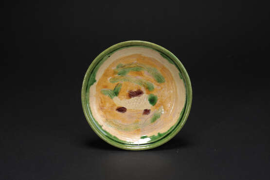 A SANCAI DISH CARVED WITH FISH OF LIAO DYNASTY (907-1125)
- Foto 2