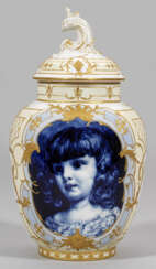 Seltene Zierdeckelvase mit unterglasurblauem Mädchenporträt