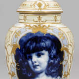 Seltene Zierdeckelvase mit unterglasurblauem Mädchenporträt - Foto 1