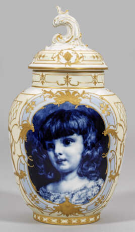 Seltene Zierdeckelvase mit unterglasurblauem Mädchenporträt - photo 1