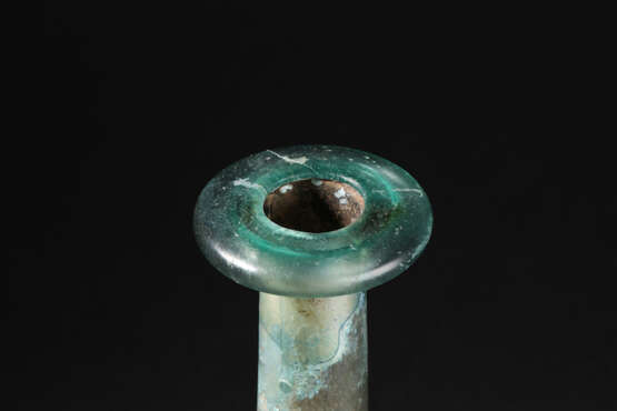 A GLASS BOTTLE OF TANG DYNASTY (618-907) - photo 2