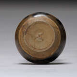 A LUSHAN GLAZE WATER POT OF TANG DYNASTY (618-907) - Foto 3