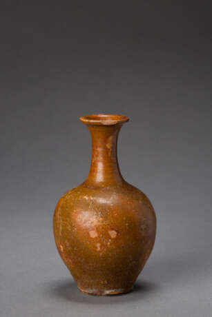 A LONG-NECKED BOTTLE OF THE EASTERN WEI PERIOD (534-550) - photo 4