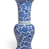 A BLUE AND WHITE `PHOENIX TAIL’ VASE - фото 1