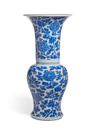 A BLUE AND WHITE `PHOENIX TAIL’ VASE - фото 1