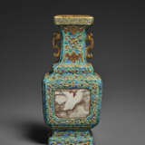 A VERY RARE SMALL GILT-DECORATED MOTTLED TURQUOISE-GROUND VASE - фото 2