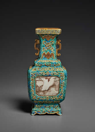 A VERY RARE SMALL GILT-DECORATED MOTTLED TURQUOISE-GROUND VASE - фото 2