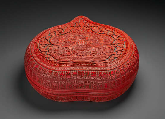 A VERY RARE LARGE CARVED RED AND BLACK LACQUER PEACH-FORM `SHOU’ BOX AND COVER - Foto 1