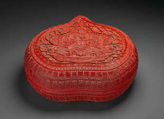 A VERY RARE LARGE CARVED RED AND BLACK LACQUER PEACH-FORM &#39;SHOU’ BOX AND COVER