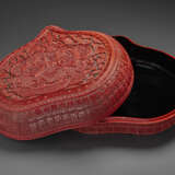 A VERY RARE LARGE CARVED RED AND BLACK LACQUER PEACH-FORM `SHOU’ BOX AND COVER - photo 2
