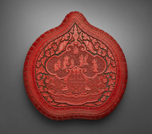 A VERY RARE LARGE CARVED RED AND BLACK LACQUER PEACH-FORM `SHOU’ BOX AND COVER - фото 4