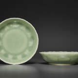 A PAIR OF CELADON-GLAZED LOBED DISHES - фото 2