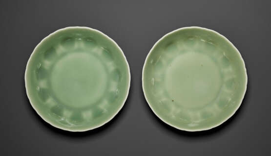 A PAIR OF CELADON-GLAZED LOBED DISHES - Foto 3