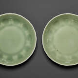 A PAIR OF CELADON-GLAZED LOBED DISHES - фото 3