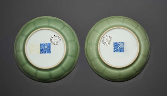 A PAIR OF CELADON-GLAZED LOBED DISHES - Foto 5