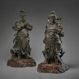 A PAIR OF BRONZE GUARDIAN FIGURES - фото 1