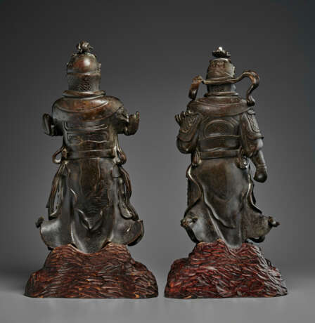 A PAIR OF BRONZE GUARDIAN FIGURES - фото 3