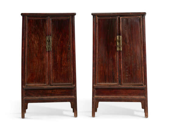 A PAIR OF LACQUERED NANMU SLOPING-STILE CABINETS - фото 1
