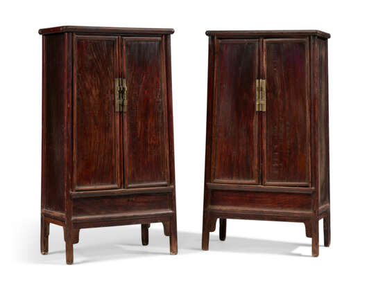 A PAIR OF LACQUERED NANMU SLOPING-STILE CABINETS - фото 2