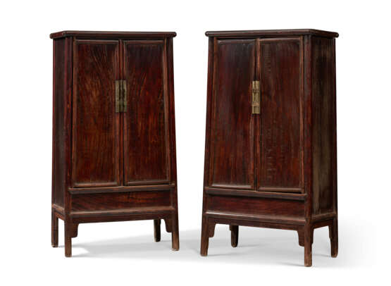 A PAIR OF LACQUERED NANMU SLOPING-STILE CABINETS - Foto 3