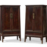 A PAIR OF LACQUERED NANMU SLOPING-STILE CABINETS - фото 3