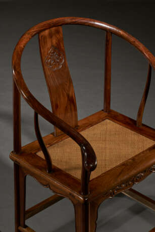 A PAIR OF HUANGHUALI HORSESHOE-BACK ARMCHAIRS - фото 6