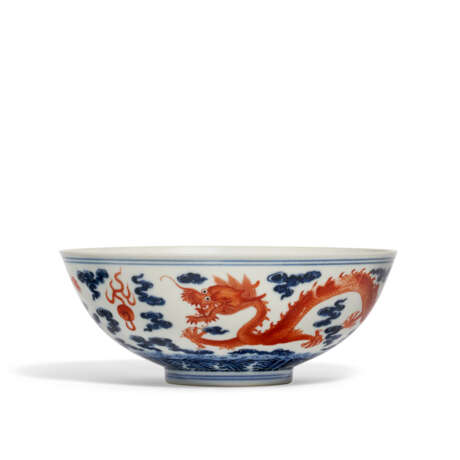 AN IRON-RED AND BLUE AND WHITE `DRAGON’ BOWL - photo 1
