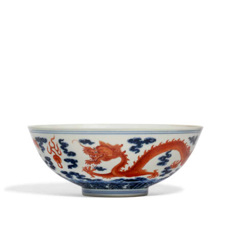 AN IRON-RED AND BLUE AND WHITE `DRAGON’ BOWL - photo 2